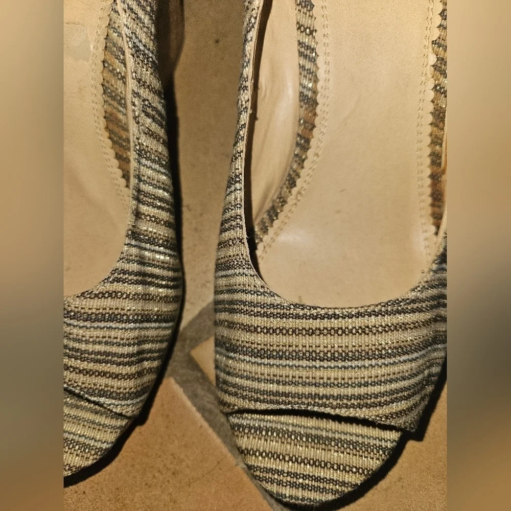Report Womans Wedge Style Open Toe Shoe Size 10